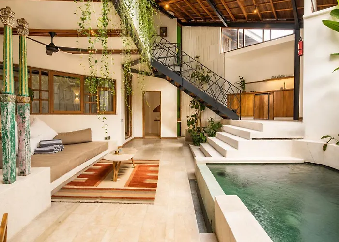 Sleek 2-br Art Deco Villa, 800m To The Villa