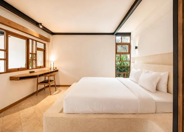 Sleek 2-br Art Deco Villa, 800m To The Villa *