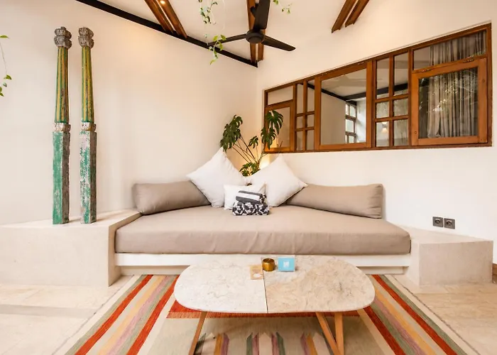 Sleek 2-br Art Deco Villa, 800m To The Villa