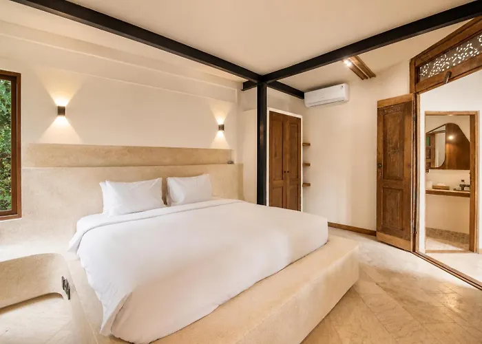 Sleek 2-br Art Deco Villa, 800m To The Villa