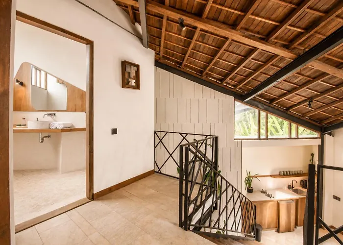 Sleek 2-br Art Deco Villa, 800m To The Villa