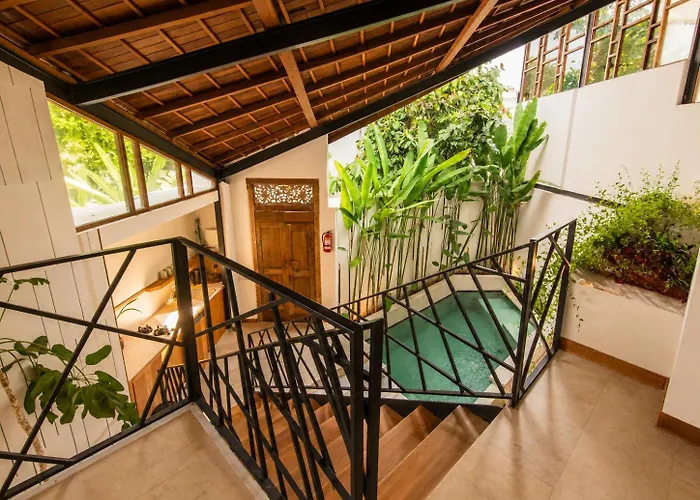 Sleek 2-br Art Deco Villa, 800m To The Villa